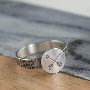 Sterling silver ring featuring upward arrows and wood grain, Size 7.5