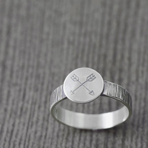 Sterling silver ring featuring upward arrows and wood grain, Size 7.5
