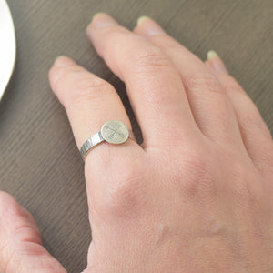 Sterling silver ring featuring upward arrows and wood grain, Size 7.5