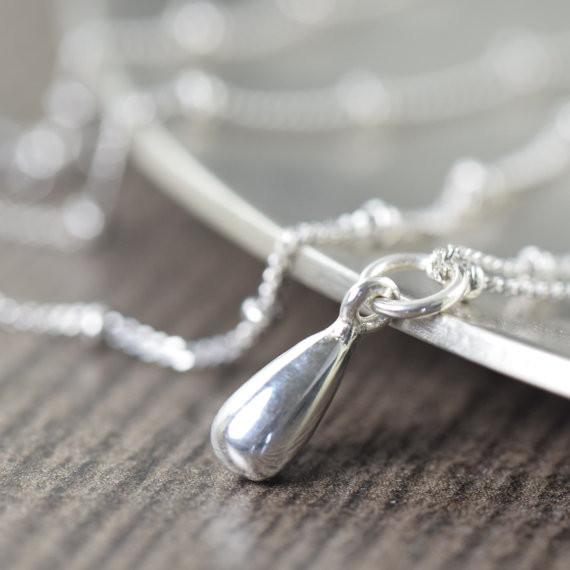 韓国発【MONDAY EDITION】Teardrop Pendant Necklace - Silver Teardrop pendant necklace available in sterling silver